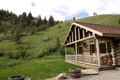 Image de Montana Mountain Glamping: Charming Log Cabin with a Private Hot Tub in Darby