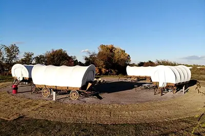 Image de Rustic Conestoga Glamping Covered Wagon for Amazing Getaways to Oklahoma Farm