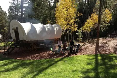 Image de Family-Friendly Wagon Perfect for a Unique Glamping Experience in Utah