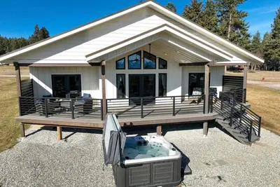 Image de Lake Cabin with Equipped Deck and Hot-Tub in Montana