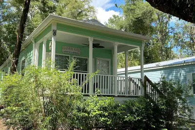 Image de Charming Cottage Surrounded by Trees in Dunnellon, Florida