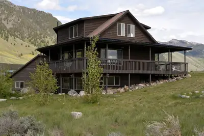 Image de Spacious Vacation Home with Madison River Frontage near Yellowstone in Ennis, Montana