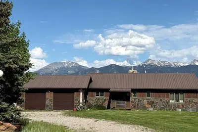 Image de Charming Riverfront Guest House with Deck Overlooking Madison River, Near Ennis, Montana