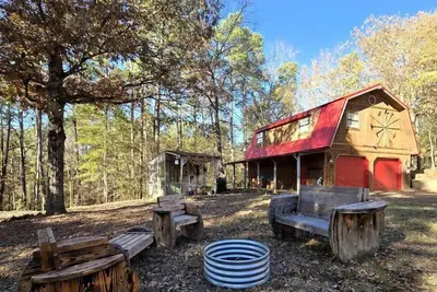 Image de Charming Barn Retreat Surrounded by Nature Near Lake O the Pines in Texas