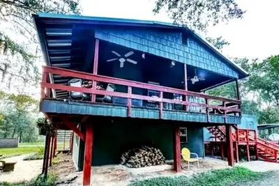 Image de Lakefront Family Cabin with Jacuzzi, Fire Pit and Yard in Texas