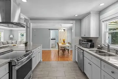 Image de Coastal Living Meets Modern Comfort!