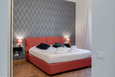 Image de Spacious apartment near the historic center, close to supermarkets and restaurants. It features a large entrance, fully equipped kitchen with dishwasher, storage room, and two balconies. Two bedrooms with queen-size beds, shared bathroom, fast WiFi, wash