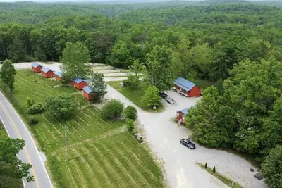 Image de Gorgeous Cabin Surrounded by Trees in Jamestown, Tennessee