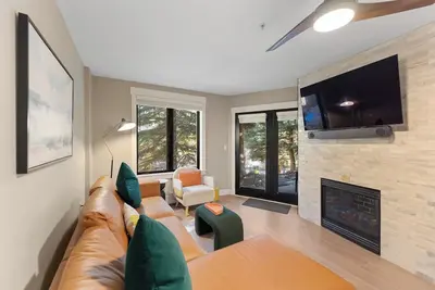 Image de Slope-Side Luxury Condo - Pool with Slide, Hot Tubs, & More!