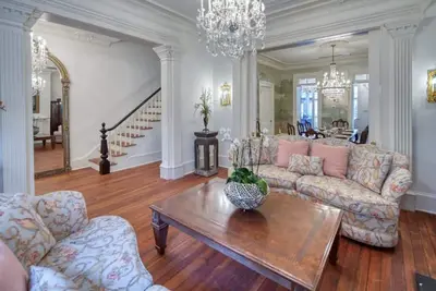 Image de The Impeccable Peacock on Forsyth Park, sleeps 6!