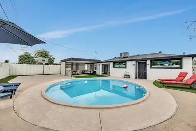 Modern 4br Retreat w/ Pool in sunny Phoenix