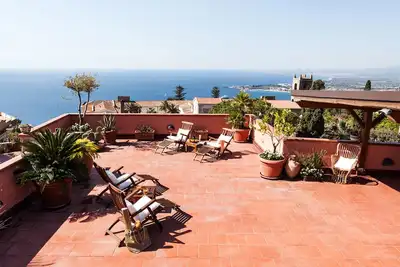 Image de Holiday penthouse located in the heart of Taormina at a few steps from the Duomo