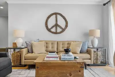 Image de Centrally located, family & pet-friendly 4 bd, 2ba house.