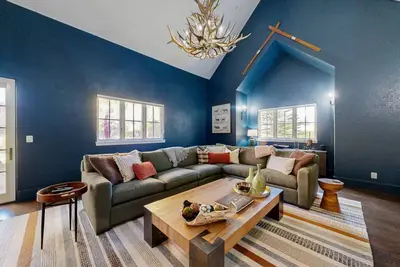 Image de Spacious home w/ private hot tub, modern kitchen, grill & great location