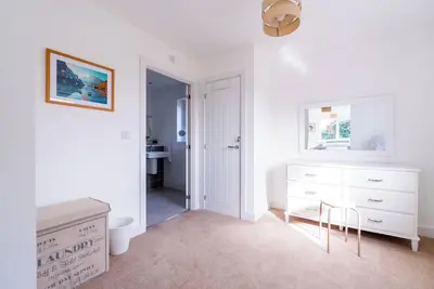 Image de 4-Bedroom New House Near City Centre