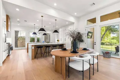 Image de 7br Estate - Pool on Golf Course - 4mi to Downtown