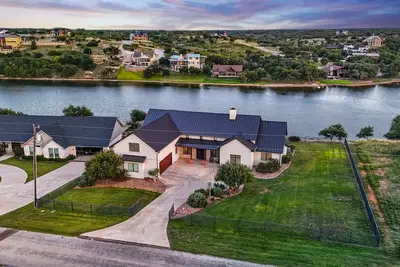 Image de The Good Life- pool, hot tub and Lakefront!