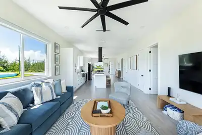 Image de Enjoy a peaceful stay in this elegant 3 bed & 3 bath home steps from the beach.