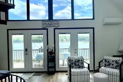 Image de Lakefront Chalet Retreat with Private Hot Tub& Stunning Views