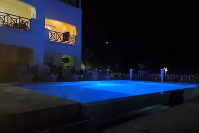 Image de Ocean Front Condo infinity pool/kayaks/Bbq grill