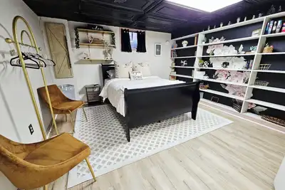 Image de #1 Home Away From Home + Minutes from the Action- Room for everyone!