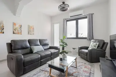 Modern 2 Bed Room Suite in Art District