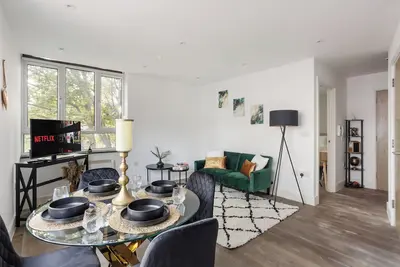 Image de Vibrant city centre apartment stay- stylish home from home