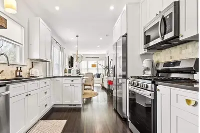 Image de Beautify styled 3-bedroom home near Sloan's Lake with backyard and garage.