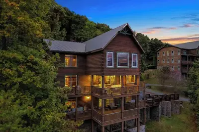 Image de Indoor Golf Cabin w/ Amazing Views! Sleeps 40!