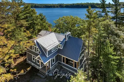 4 bed 4 bath cottage on Lake Rosseau
