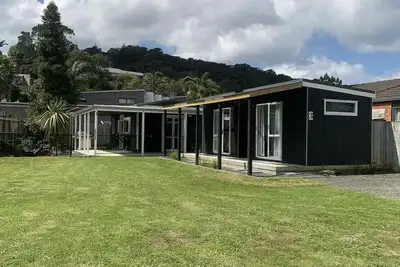 Image de Hosts on the Coast Pawprints Cabin