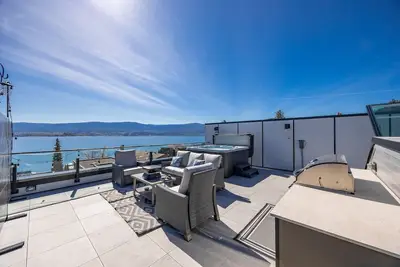 Image de Modern Lakeview Retreat w/ Rooftop & Hot Tub