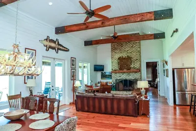 Image de Historic lodge on historic Lake Nichols