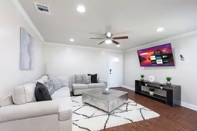 Image de Walk to At&T Stadium! Mins to Globe Life Park & Texas Live! King Bed - Bbq