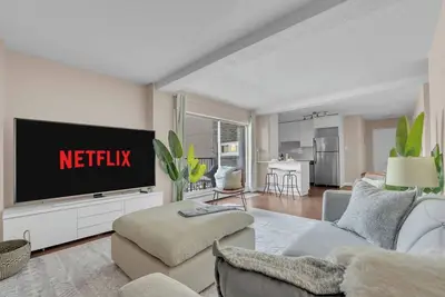 Image de Lively 17 Ave King Suite • Ug Parking • Walk to Saddledome • Free Banff Pass