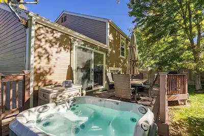 Image de Hot Tub | King Bed | Garage | Fenced Yard | No Rug | 10 mins to Red Rocks