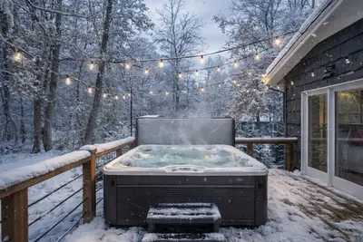 Image de New: Cozy One Level w/ Hot Tub in Kerhonkson