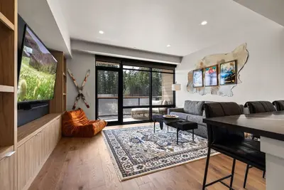 Image de Your Glacier Gateway • Modern Comfort Meets Montana Charm