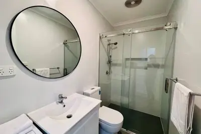 Image de Cozy Self Contained Studio + Seperate Spacious Living Room