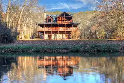 Image de Astounding River View - Peaceful Seclusion, Hot Tub Soaks, Games & Fireside Sips