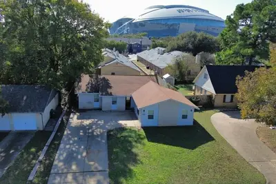 Image de 4-bedroom house in tranquil Arlington with cool Ac breeze