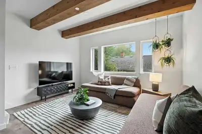 Image de 5br at The Adelynn - Luxury Build - Walk to All