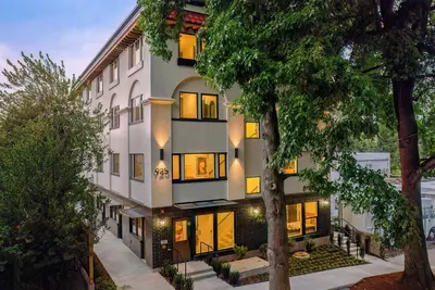 Image de New Spanish-Style Townhome in Kerns | Walk to Bars & Cafes