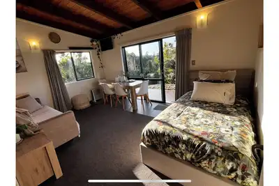 Image de Lovely 3-bedroom bungalow over looking gulf harbour.