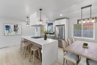 Image de Beautiful Home Centrally Located Park Hill Neighborhood