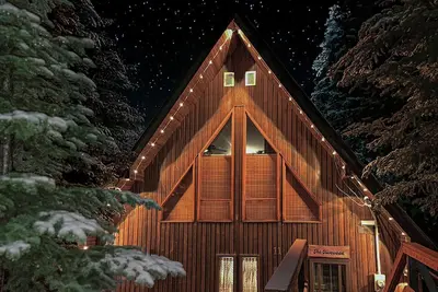 Image de The Olivewood | 70s A-Frame + Sauna + Movie Screen + 5 min walk to ski lift!