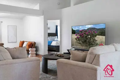 Image de Poolside Haven on Montaño  An Irvie Home