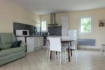 Image de Maison individuelle au calme, proche commerces et de sentiers de randonnées.