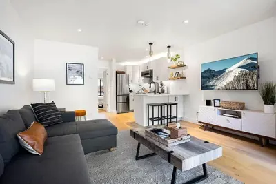 Image de West Side Chic: A Light & Bright Ski Retreat