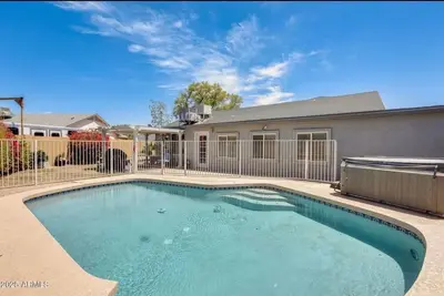 Image de 5 Bedroom with Pool- 5 Min walk to State Farm Stadium & Desert Diamond Arena